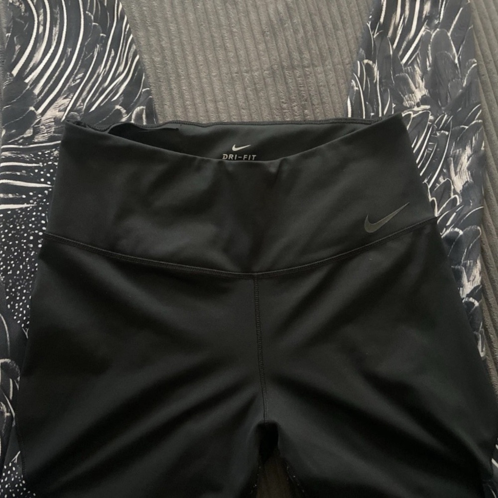 Nike Women's Black Dri-FIT leggings Sz large